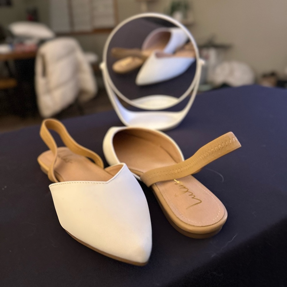 NWOT Lulu’s White Flat